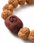 Bracciale in semi di rudraksha con fava ed incisione