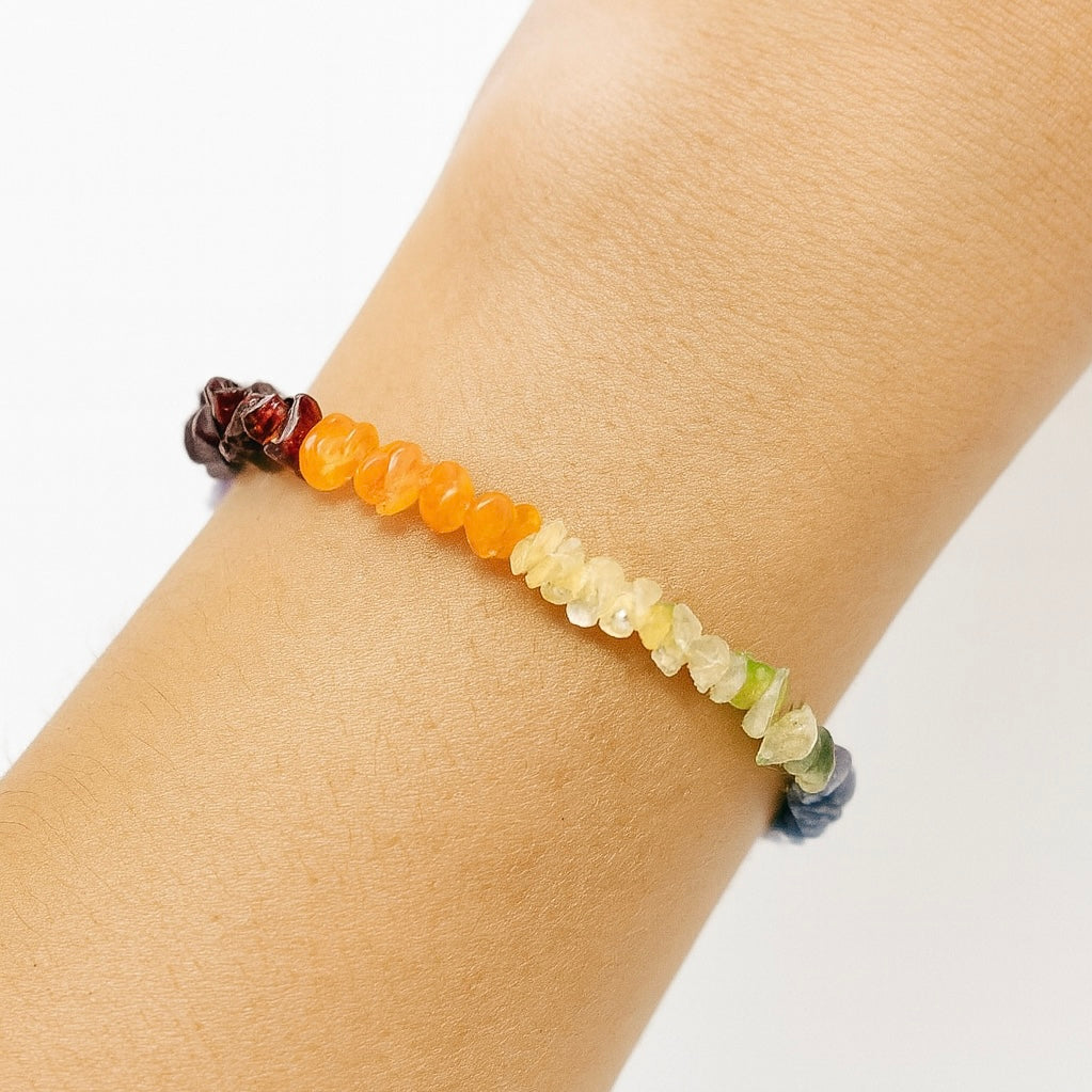 Elastic chips bracelet with 7 chakra stone flakes