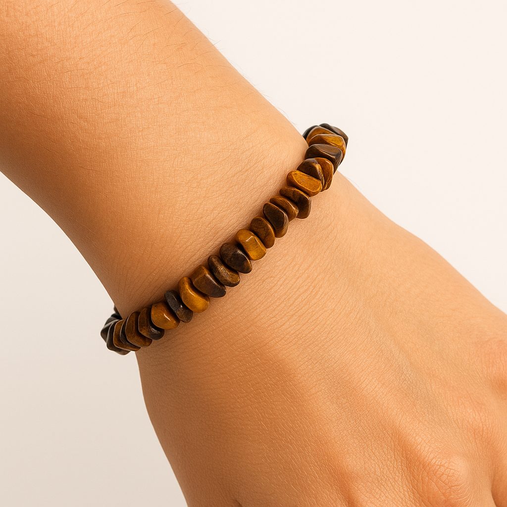Elastic chips bracelet with tiger eye stone flakes