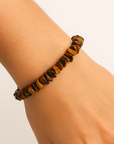 Elastic chips bracelet with tiger eye stone flakes