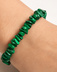 Elastic chips bracelet with malachite stone flakes