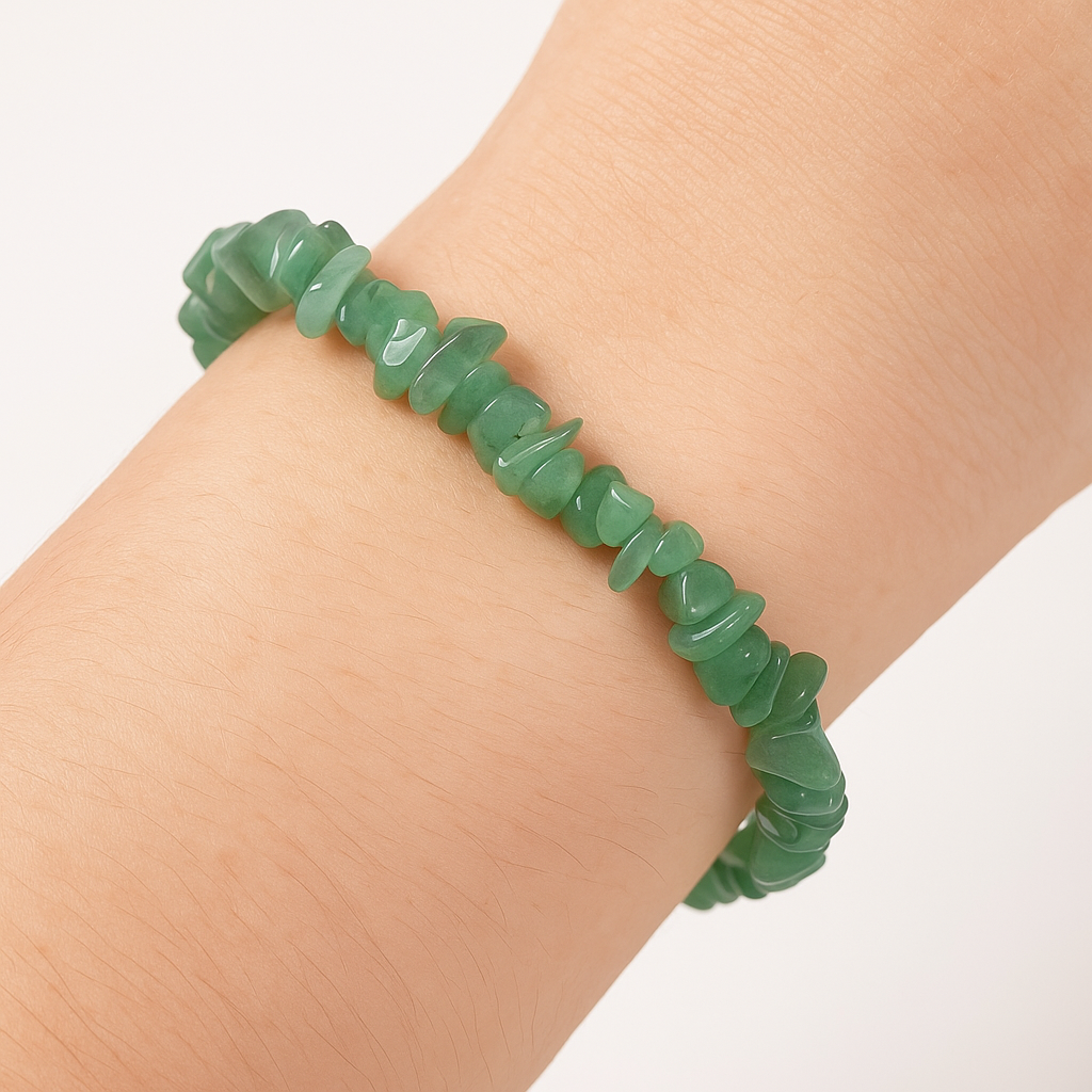 Elastic chips bracelet with green adventurine stone flakes