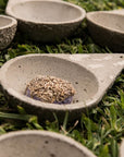 Bruciaincenso in cemento con manico per incenso in Coni, Resine, Smudge, Bombitas, Salvia bianca e Palo santo - Clorophilla Shop