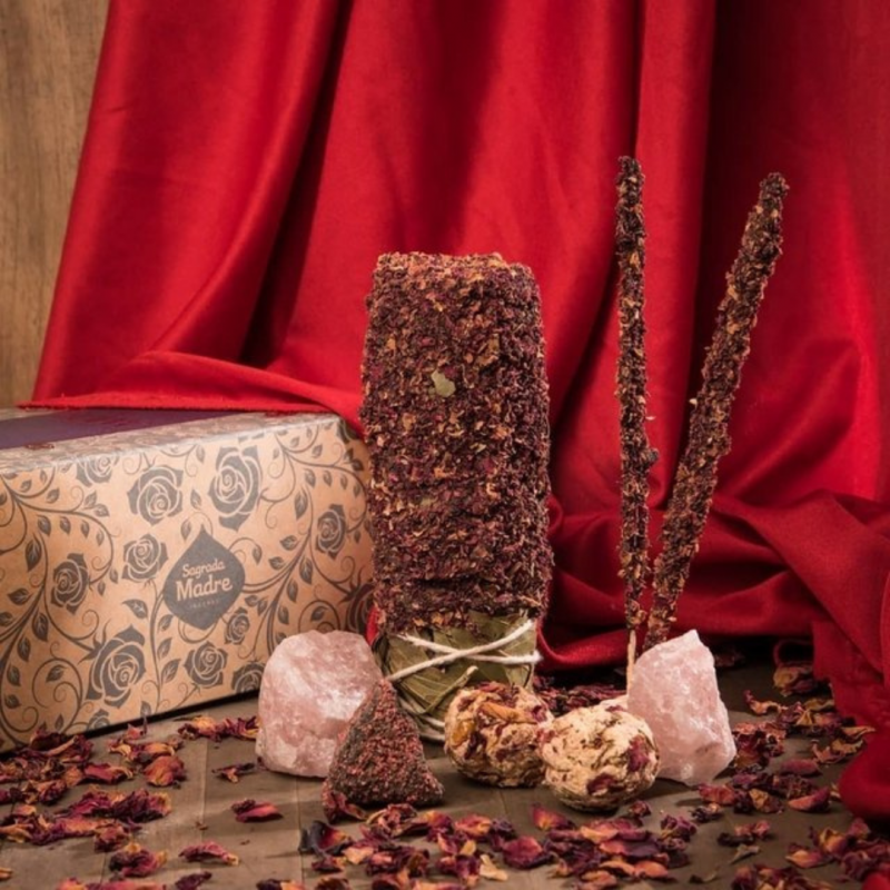Sagrada Madre Kit Petali d'Amore - Smudge, bombita, incenso e amuleto di quarzo rosa