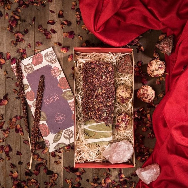 Sagrada Madre Kit Petali d'Amore - Smudge, bombita, incenso e amuleto di quarzo rosa