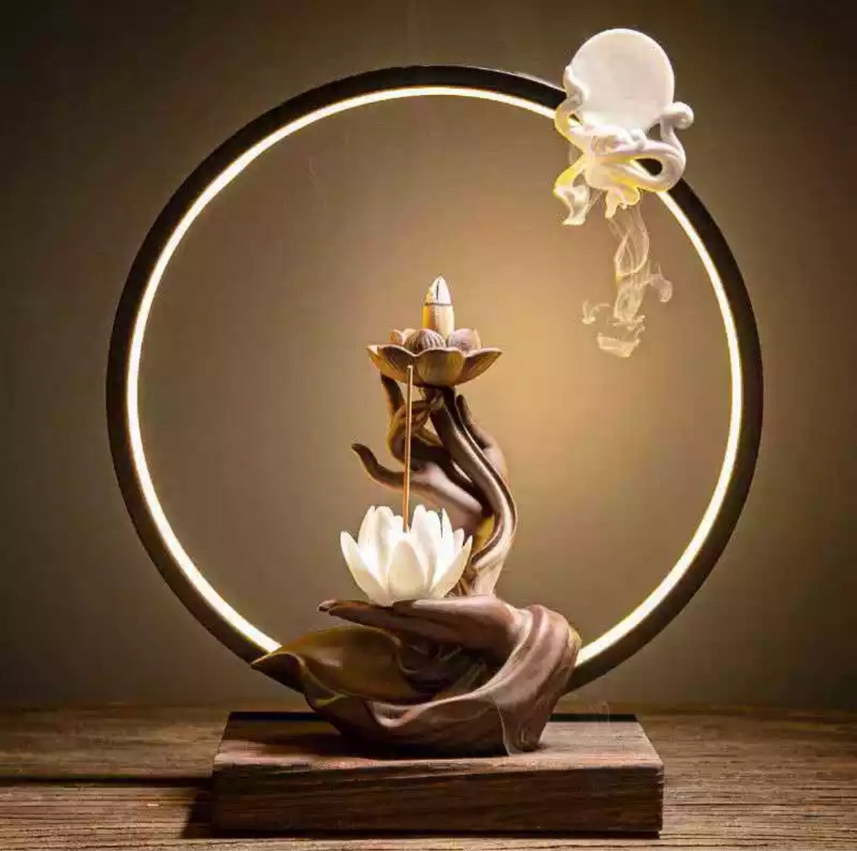Bruciaincenso Feng Shui, Cascata per incenso per meditazione retroilluminato in Ceramica a forma di mano con loto - clorophilla-shop