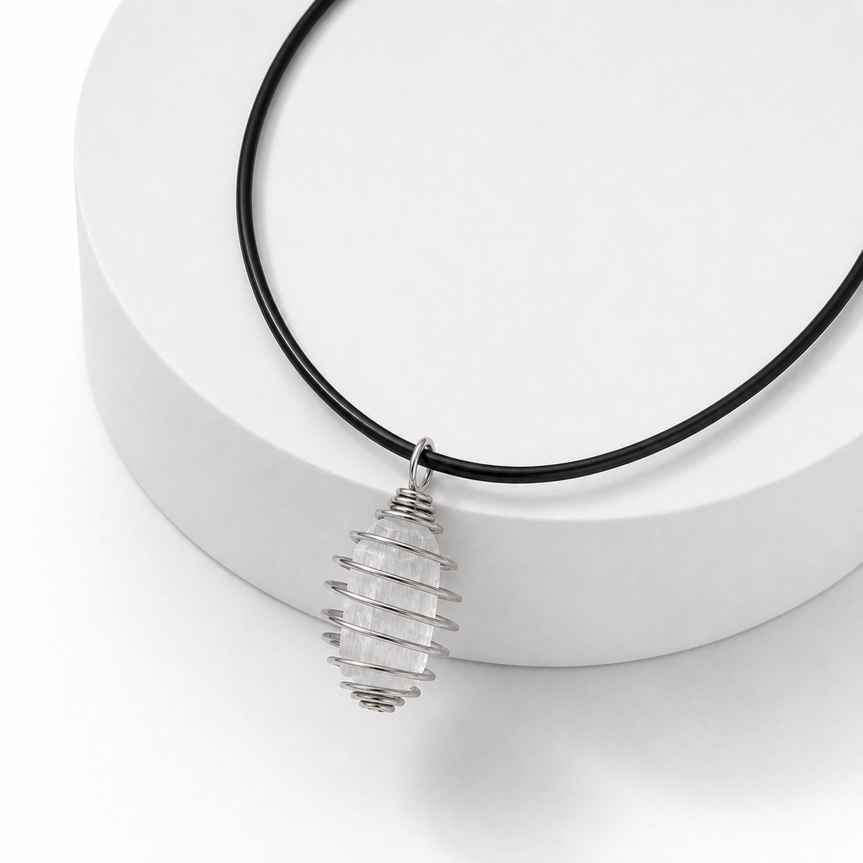 Collana con Ciondolo in Cristallo di Selenite Grezza - Benefici per corpo e mente