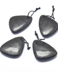 CIONDOLO TRIANGOLO IN SHUNGITE - Protezione, radicamento e purificazione