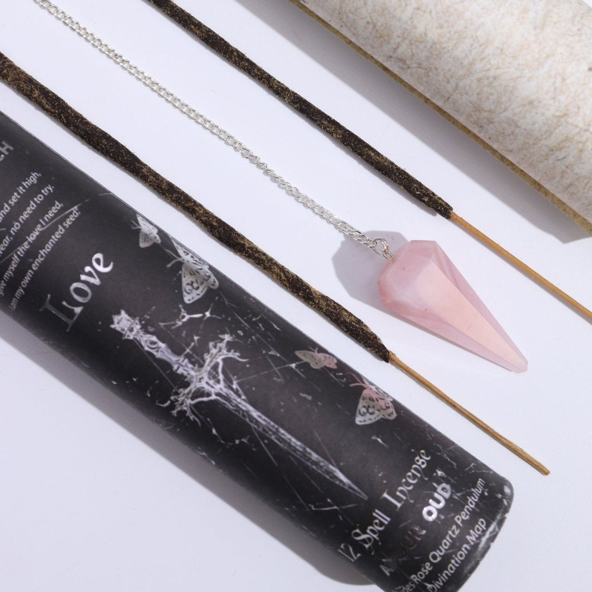 ANCIENT WITCH SPELL – Incenso Rituale dell'Amore con Pendolo in Quarzo rosa - Clorophilla Shop