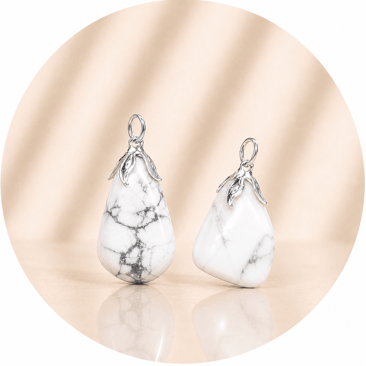 CIONDOLO IN HOWLITE FOGLIA ARGENTO - Calma, pazienza e rilassamento - Clorophilla Shop