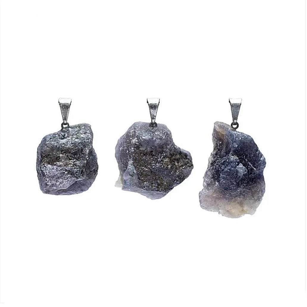 CIONDOLO IN IOLITE (ZAFFIRO D'ACQUA) GREZZA - Intuizione, chiarezza mentale e crescita personale - Clorophilla Shop