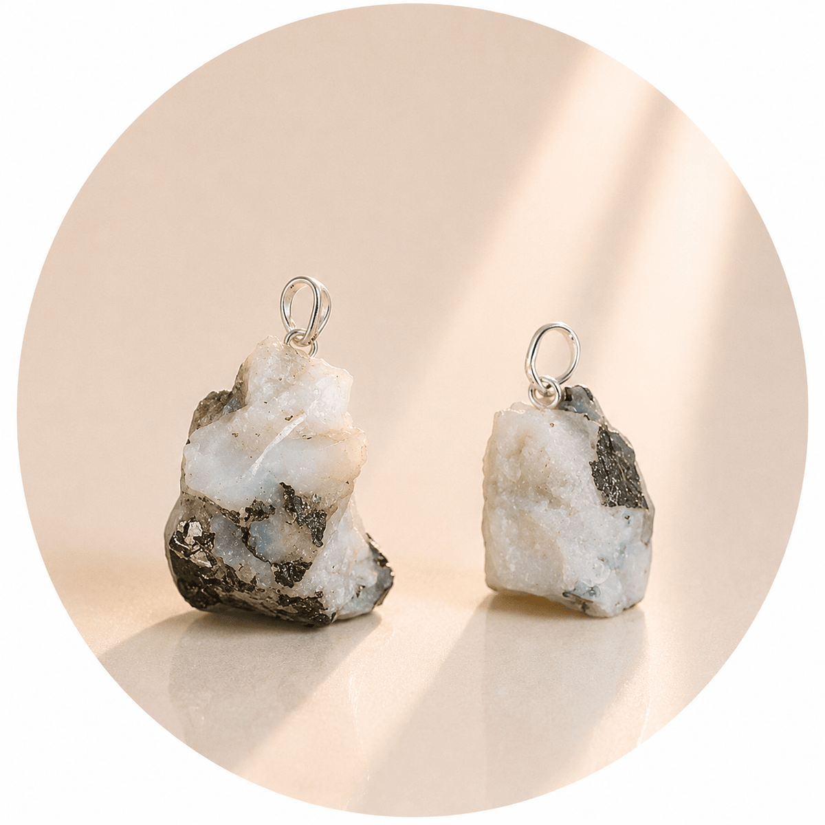 CIONDOLO IN PIETRA DI LUNA BIANCA GREZZA - Intuizione, femminilità ed equilibrio emotivo - Clorophilla Shop