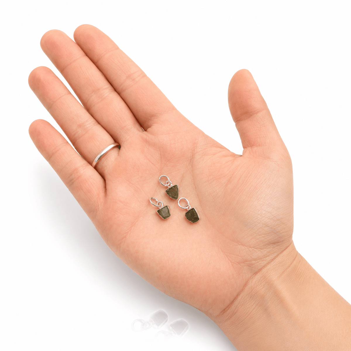 CIONDOLO MOLDAVITE NATURALE IN ARGENTO 925 - Cambiamento e trasformazione - Clorophilla Shop