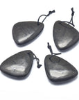 CIONDOLO TRIANGOLO IN SHUNGITE - Protezione, radicamento e purificazione - Clorophilla Shop