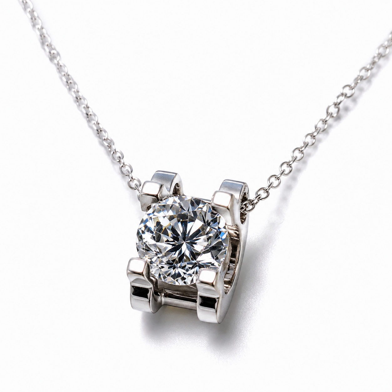 Ciondolo Ovale in Argento 925 con Moissanite – Chiarezza e determinazione