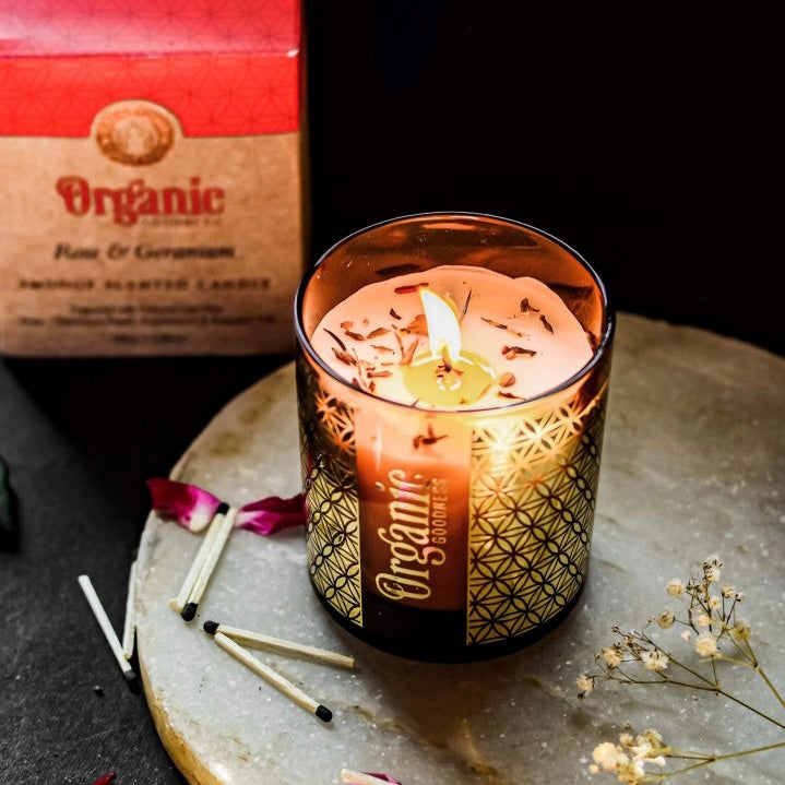 Organic Goodness Rose &amp; Geranium - Candela in Cera di Soia con frammenti di Rosa e Geranio - Smudge Scented Candle 200g
